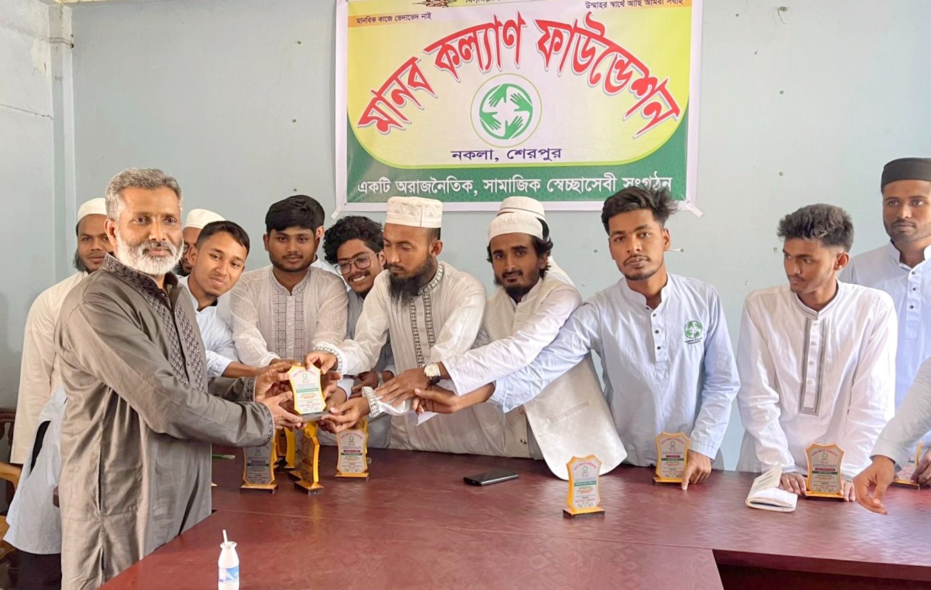 নকলা প্রেসক্লাবের মানবিক ৮ সাংবাদিককে সম্মাননা স্মারক প্রদান